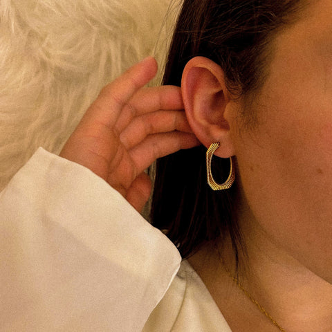 boucles d’oreilles créoles gravées en acier inoxydable plaqué or