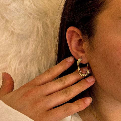 boucles d’oreilles créoles gravées en acier inoxydable plaqué or