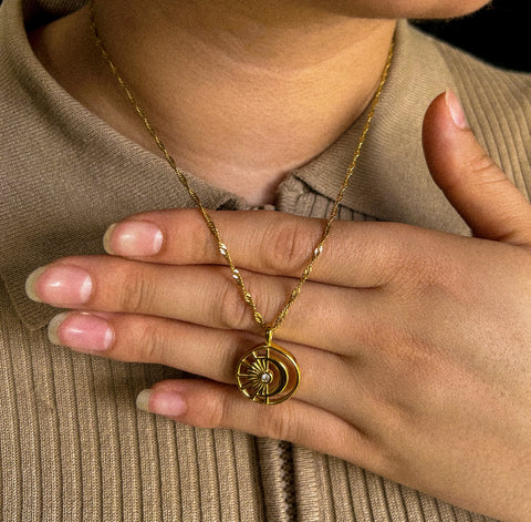 Collier lune et soleil en acier inoxydable plaqué or