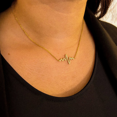 collier plaqué or avec pendentif battement de cœur 